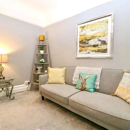 Homely 4 Bedroom Large House Inc Free Parking - Great Location - Fast Wifi - Smart Tv - Sleeps Up To 7! Close To Bournemouth & Poole Town Centre & Sandbanks Dış mekan fotoğraf