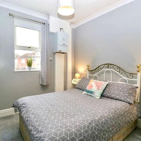 Homely 4 Bedroom Large House Inc Free Parking - Great Location - Fast Wifi - Smart Tv - Sleeps Up To 7! Close To Bournemouth & Poole Town Centre & Sandbanks Dış mekan fotoğraf