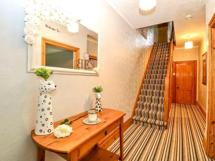 Homely 4 Bedroom Large House Inc Free Parking - Great Location - Fast Wifi - Smart Tv - Sleeps Up To 7! Close To Bournemouth & Poole Town Centre & Sandbanks Dış mekan fotoğraf