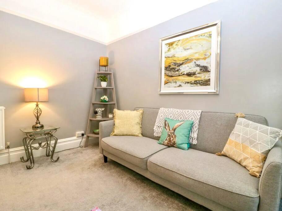Homely 4 Bedroom Large House Inc Free Parking - Great Location - Fast Wifi - Smart Tv - Sleeps Up To 7! Close To Bournemouth & Poole Town Centre & Sandbanks Dış mekan fotoğraf