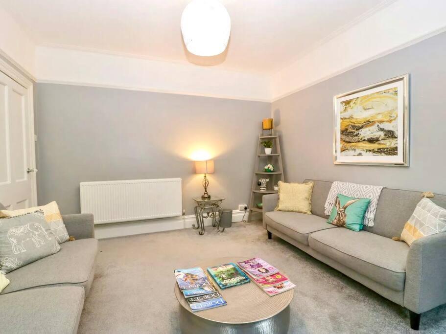 Homely 4 Bedroom Large House Inc Free Parking - Great Location - Fast Wifi - Smart Tv - Sleeps Up To 7! Close To Bournemouth & Poole Town Centre & Sandbanks Dış mekan fotoğraf