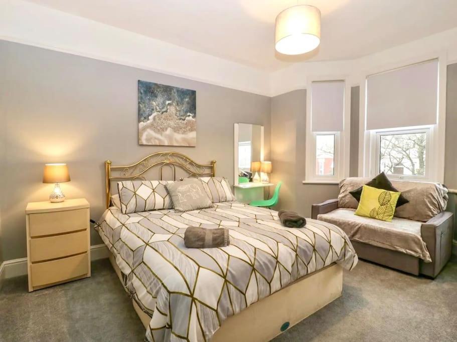 Homely 4 Bedroom Large House Inc Free Parking - Great Location - Fast Wifi - Smart Tv - Sleeps Up To 7! Close To Bournemouth & Poole Town Centre & Sandbanks Dış mekan fotoğraf
