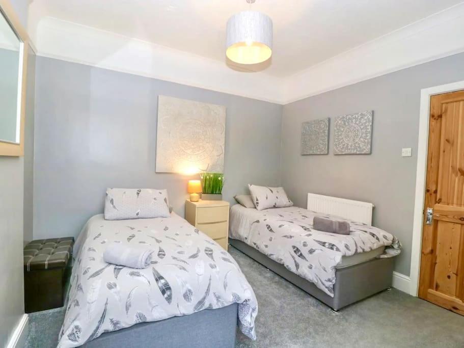 Homely 4 Bedroom Large House Inc Free Parking - Great Location - Fast Wifi - Smart Tv - Sleeps Up To 7! Close To Bournemouth & Poole Town Centre & Sandbanks Dış mekan fotoğraf