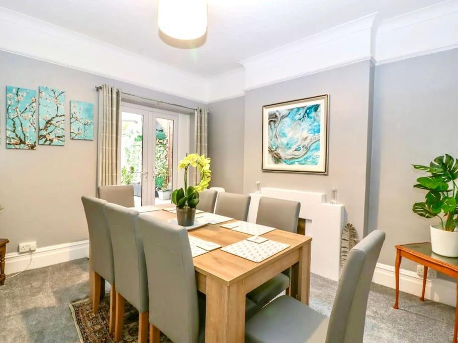Homely 4 Bedroom Large House Inc Free Parking - Great Location - Fast Wifi - Smart Tv - Sleeps Up To 7! Close To Bournemouth & Poole Town Centre & Sandbanks Dış mekan fotoğraf
