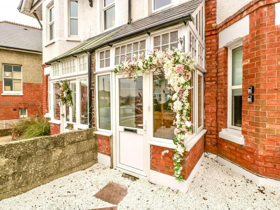 Homely 4 Bedroom Large House Inc Free Parking - Great Location - Fast Wifi - Smart Tv - Sleeps Up To 7! Close To Bournemouth & Poole Town Centre & Sandbanks Dış mekan fotoğraf