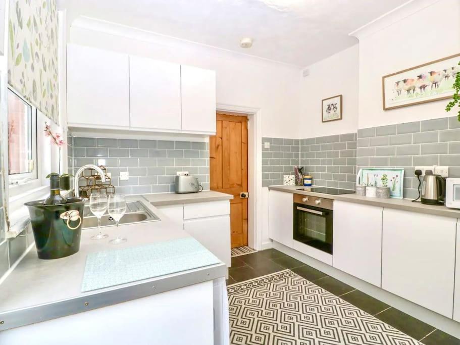 Homely 4 Bedroom Large House Inc Free Parking - Great Location - Fast Wifi - Smart Tv - Sleeps Up To 7! Close To Bournemouth & Poole Town Centre & Sandbanks Dış mekan fotoğraf