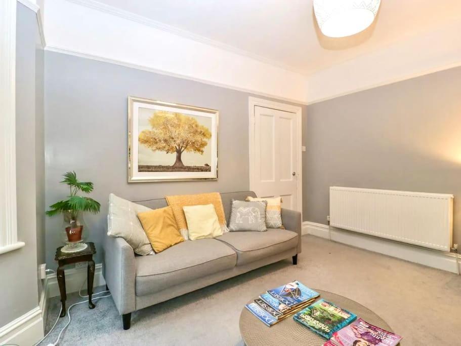 Homely 4 Bedroom Large House Inc Free Parking - Great Location - Fast Wifi - Smart Tv - Sleeps Up To 7! Close To Bournemouth & Poole Town Centre & Sandbanks Dış mekan fotoğraf