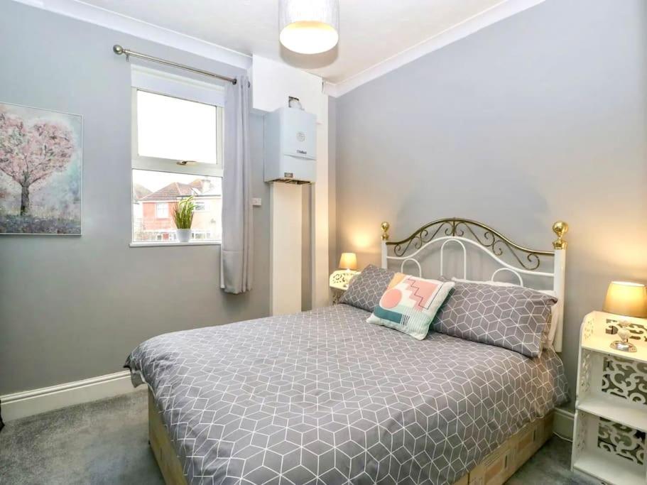 Homely 4 Bedroom Large House Inc Free Parking - Great Location - Fast Wifi - Smart Tv - Sleeps Up To 7! Close To Bournemouth & Poole Town Centre & Sandbanks Dış mekan fotoğraf