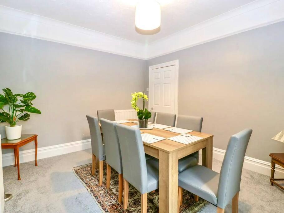 Homely 4 Bedroom Large House Inc Free Parking - Great Location - Fast Wifi - Smart Tv - Sleeps Up To 7! Close To Bournemouth & Poole Town Centre & Sandbanks Dış mekan fotoğraf