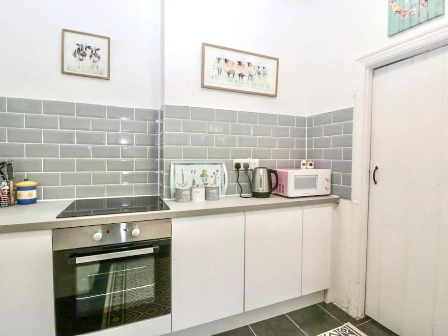 Homely 4 Bedroom Large House Inc Free Parking - Great Location - Fast Wifi - Smart Tv - Sleeps Up To 7! Close To Bournemouth & Poole Town Centre & Sandbanks Dış mekan fotoğraf