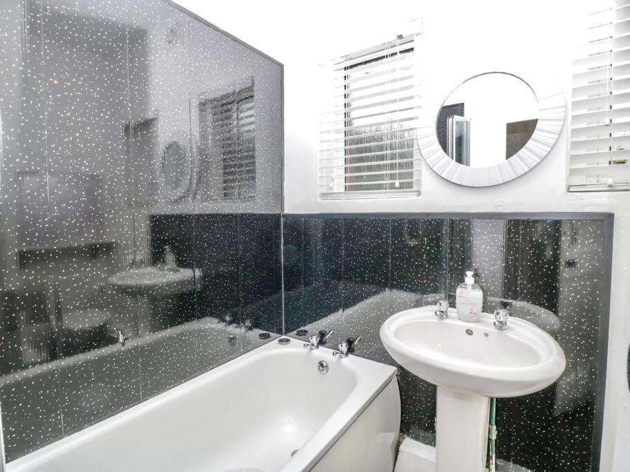 Homely 4 Bedroom Large House Inc Free Parking - Great Location - Fast Wifi - Smart Tv - Sleeps Up To 7! Close To Bournemouth & Poole Town Centre & Sandbanks Dış mekan fotoğraf