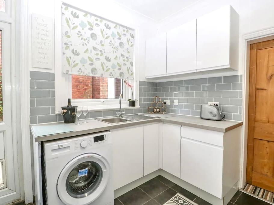 Homely 4 Bedroom Large House Inc Free Parking - Great Location - Fast Wifi - Smart Tv - Sleeps Up To 7! Close To Bournemouth & Poole Town Centre & Sandbanks Dış mekan fotoğraf