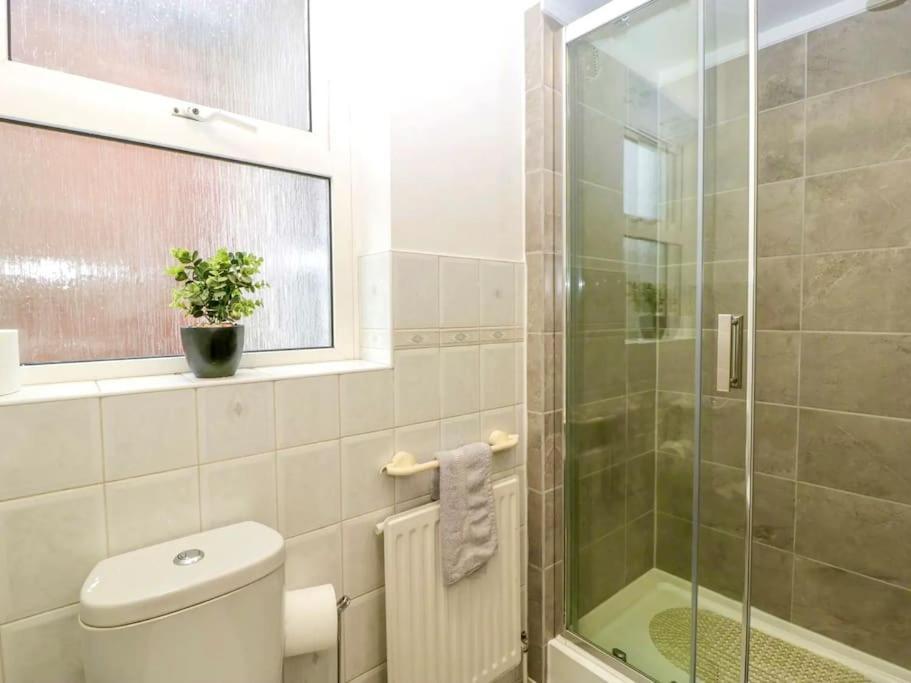 Homely 4 Bedroom Large House Inc Free Parking - Great Location - Fast Wifi - Smart Tv - Sleeps Up To 7! Close To Bournemouth & Poole Town Centre & Sandbanks Dış mekan fotoğraf