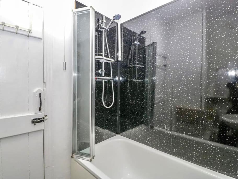 Homely 4 Bedroom Large House Inc Free Parking - Great Location - Fast Wifi - Smart Tv - Sleeps Up To 7! Close To Bournemouth & Poole Town Centre & Sandbanks Dış mekan fotoğraf